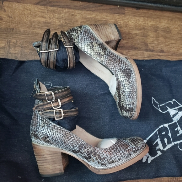 Freebird by Steven Randi blue multi snake NWT sz 7 - Picture 9 of 9